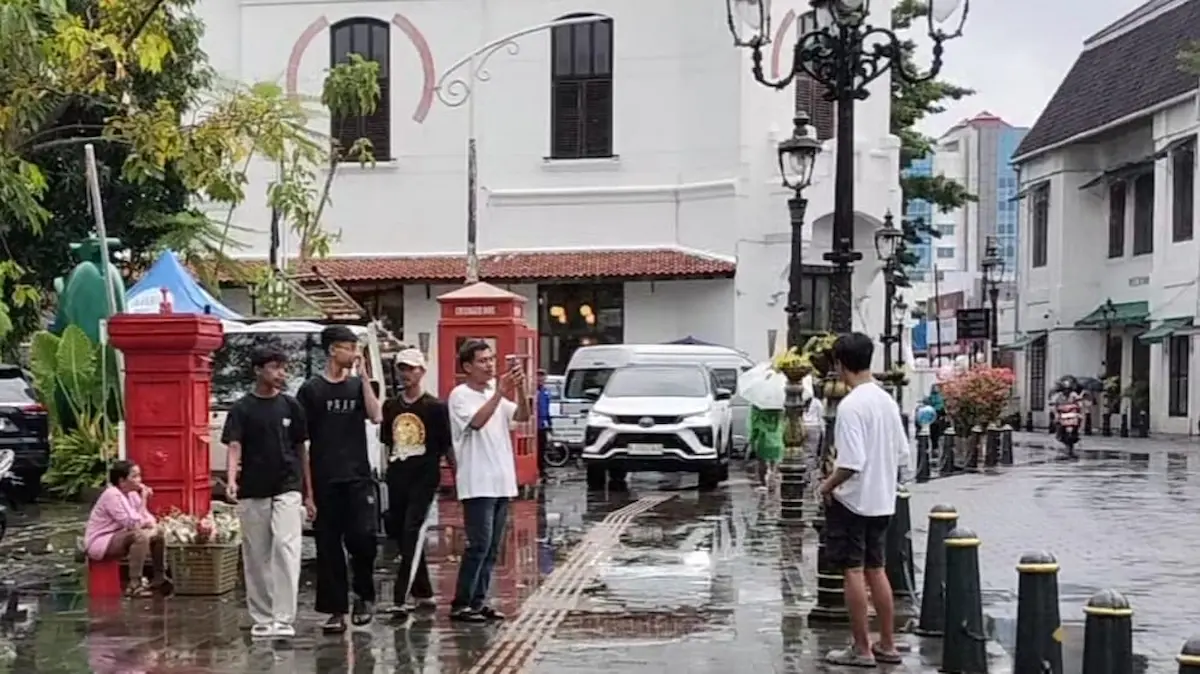 Sejumlah wisatawan sedang asyik berswafoto di kawasan Kota Lama Semarang saat libur Lebaran 2026.