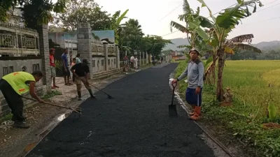 Pekerja dari DPU PR Pemalang sedang melakukan perbaikan dan penambalan jalan di ruas wilayah selatan untuk persiapan Mudik 2026