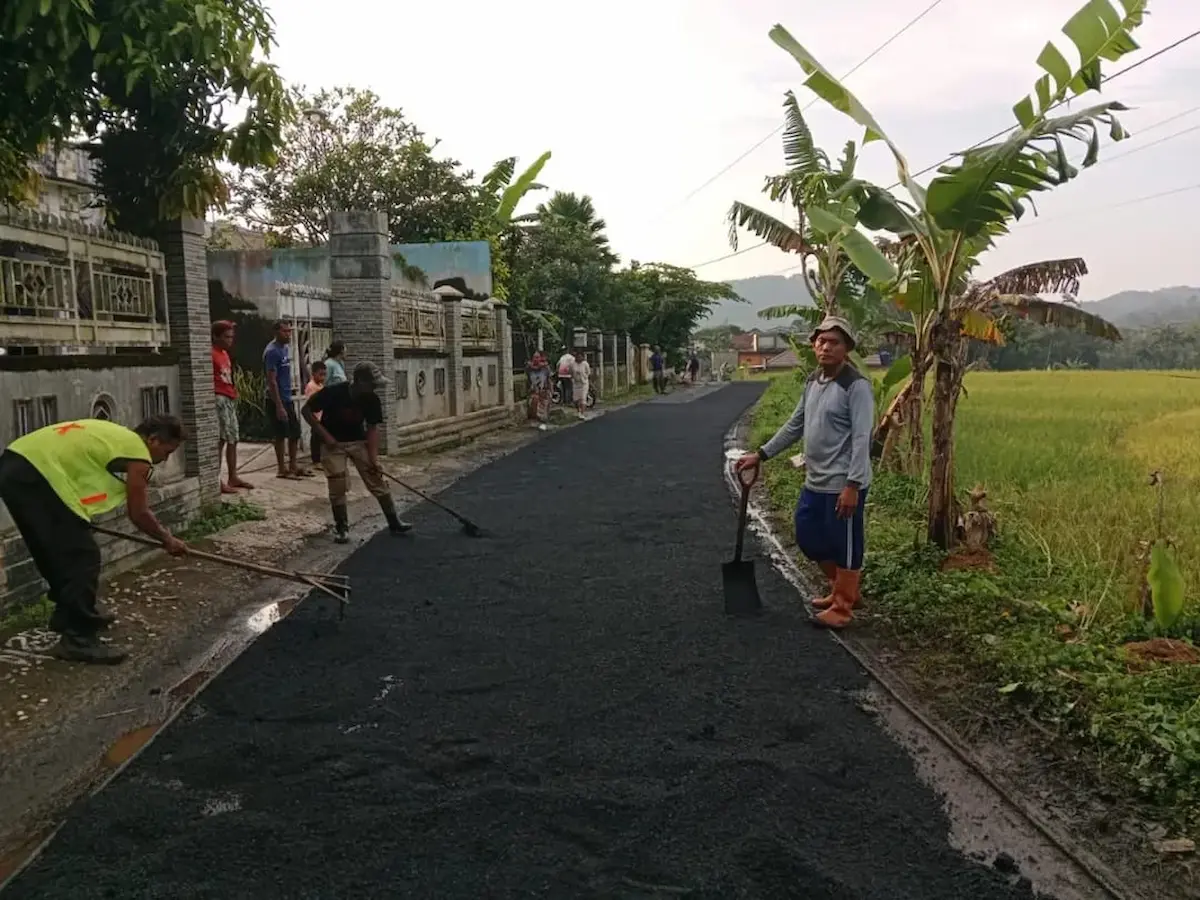 Pekerja dari DPU PR Pemalang sedang melakukan perbaikan dan penambalan jalan di ruas wilayah selatan untuk persiapan Mudik 2026