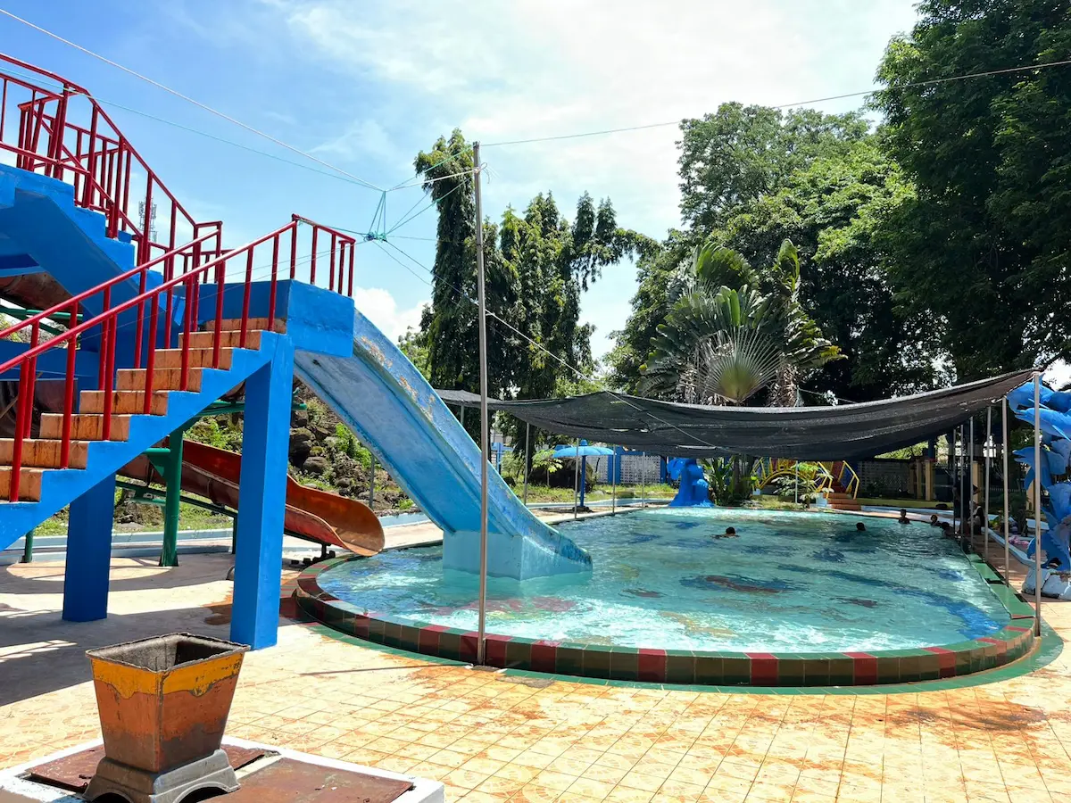 Suasana keramaian pengunjung keluarga yang sedang asyik bermain air di wahana baru Kolam Ventura kawasan wisata Pantai Widuri Pemalang.