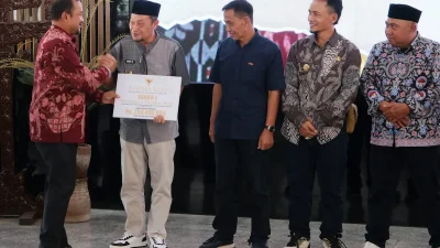 Bupati Pemalang Serahkan Penghargaan Rhapsodi dan Bantuan Ratusan Juta ke Desa Berprestasi