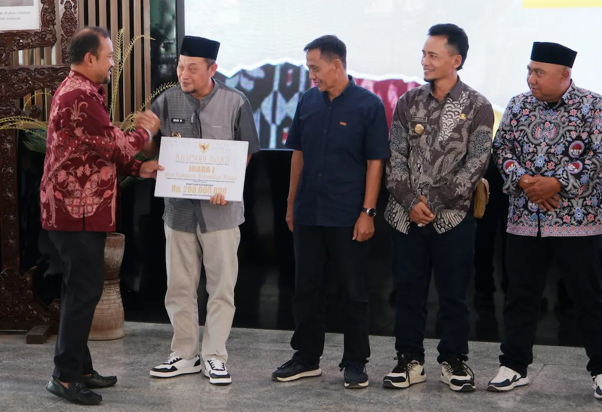 Bupati Pemalang Anom Widiyantoro menyerahkan Penghargaan Rhapsodi kepada perwakilan kepala desa di Pendopo Kabupaten Pemalang.