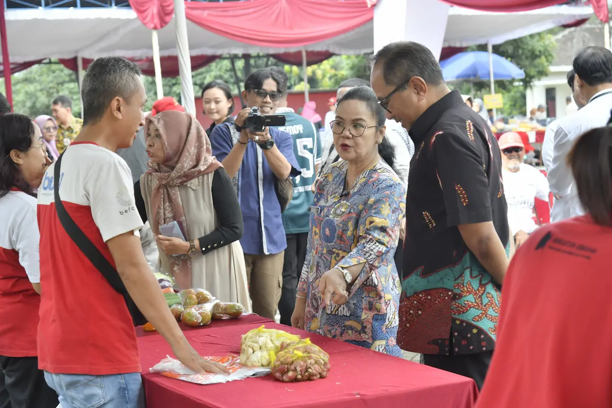 Wali Kota Semarang Agustina Wilujeng Pramestuti meninjau warga yang antre sembako di Gerakan Pangan Murah