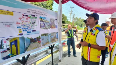 Pengerjaan rekonstruksi perbaikan Jalan Nasional Kendal-Semarang menggunakan beton bertulang menjelang arus mudik Lebaran 2026.