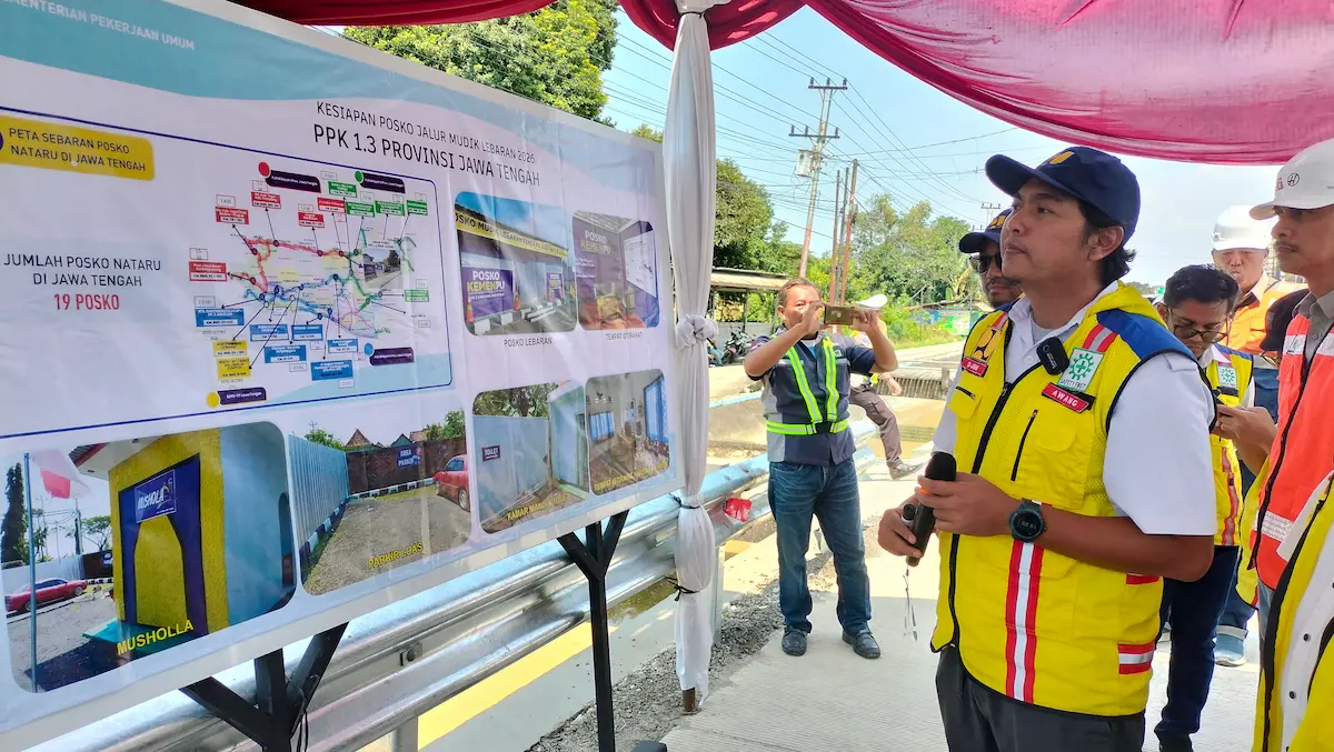 Pengerjaan rekonstruksi perbaikan Jalan Nasional Kendal-Semarang menggunakan beton bertulang menjelang arus mudik Lebaran 2026.