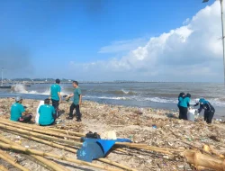 Jelang Pesta Lomban, Pemkab Jepara Bersihkan TPI Ujungbatu dari Sisa Sampah