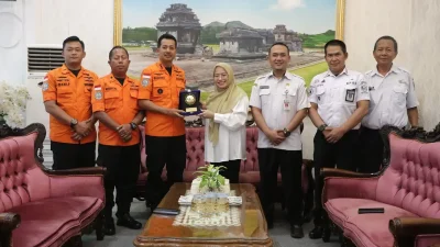 Bupati Banjarnegara Amalia Desiana menerima piagam penghargaan dari Kepala Basarnas Semarang atas keberhasilan penanganan bencana longsor Dusun Situkung.