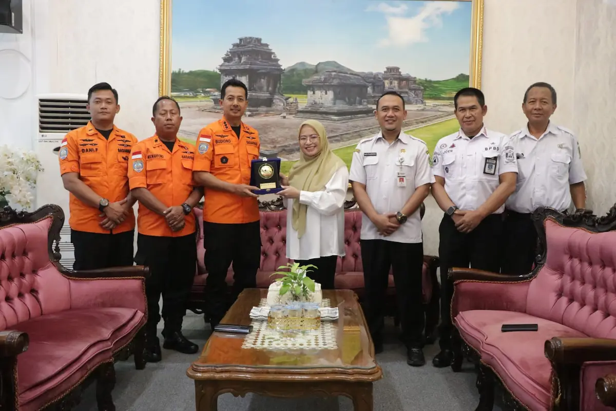 Bupati Banjarnegara Amalia Desiana menerima piagam penghargaan dari Kepala Basarnas Semarang atas keberhasilan penanganan bencana longsor Dusun Situkung.