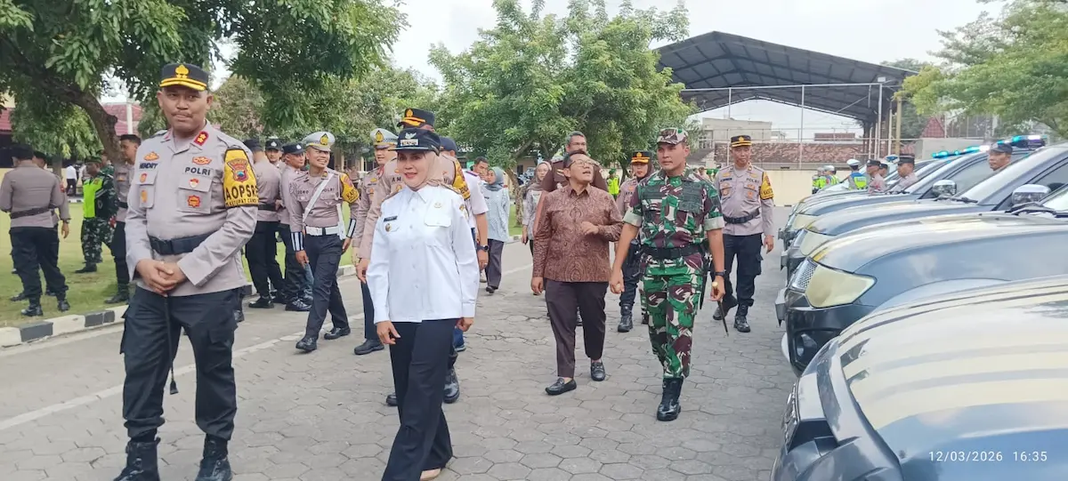 Bupati Kendal bersama jajaran Forkopimda mengecek kesiapan armada kendaraan patroli kepolisian untuk pengamanan arus mudik Operasi Ketupat Candi 2026.