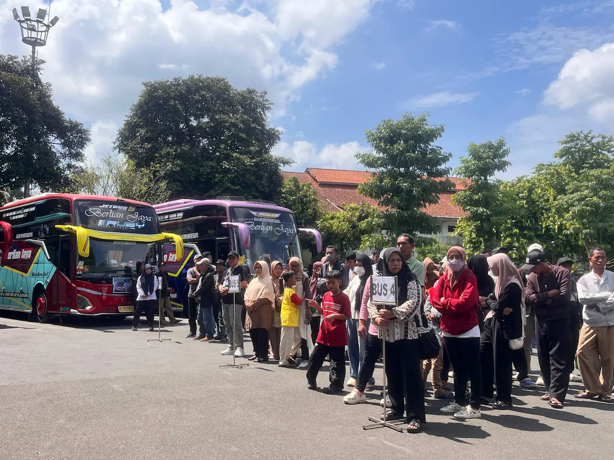 Suasana antusiasme ratusan warga saat pelepasan armada bus program balik rantau gratis di halaman Pendopo Kabupaten Kudus.