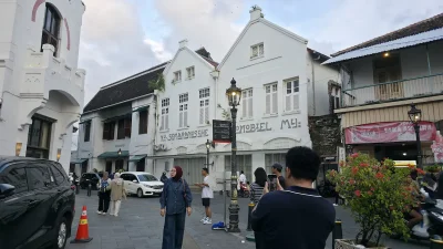 Suasana keramaian ribuan wisatawan yang memadati kawasan wisata heritage Kota Lama Semarang pada momen libur Lebaran.