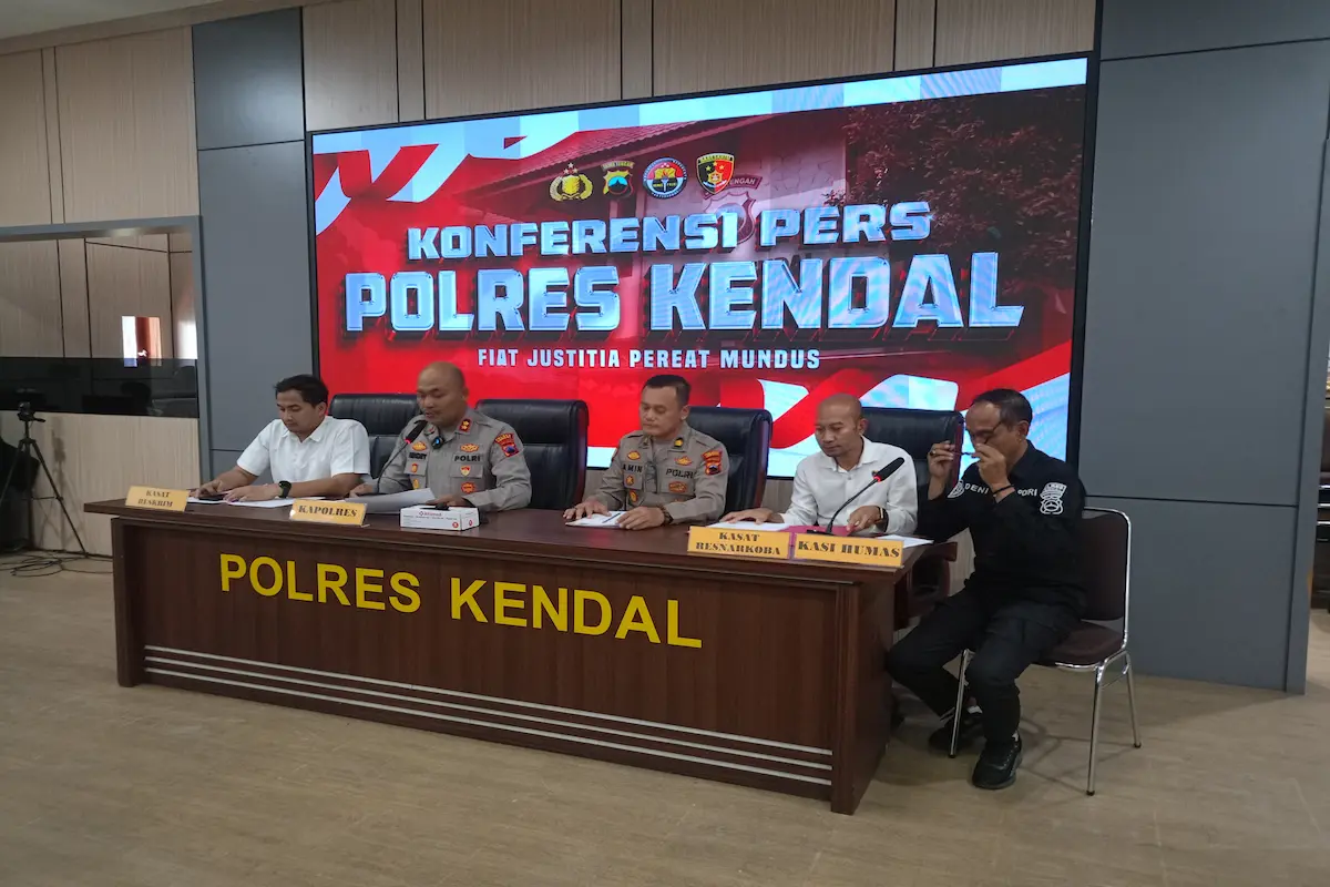 Kapolres Kendal AKBP Hendry Susanto Sianipar berdiri memberikan keterangan pers di hadapan awak media terkait kasus penganiayaan polisi.