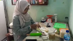Sri Antini sedang sibuk mengolah adonan dan menata pesanan kue Lebaran di dapur produksi miliknya di Kabupaten Pati