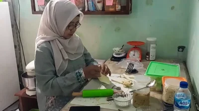 Sri Antini sedang sibuk mengolah adonan dan menata pesanan kue Lebaran di dapur produksi miliknya di Kabupaten Pati