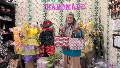 Potret Sri Seruni, pemilik Seruni Handmade, sedang memamerkan koleksi tas hasil kerajinan daur ulang limbah plastik sachet di Kudus.