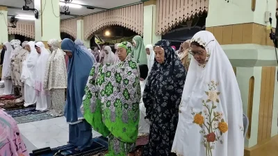 ratusan jemaah sedang khusyuk melaksanakan ibadah salat tasbih berjamaah di dalam ruangan Masjid Agung Semarang.