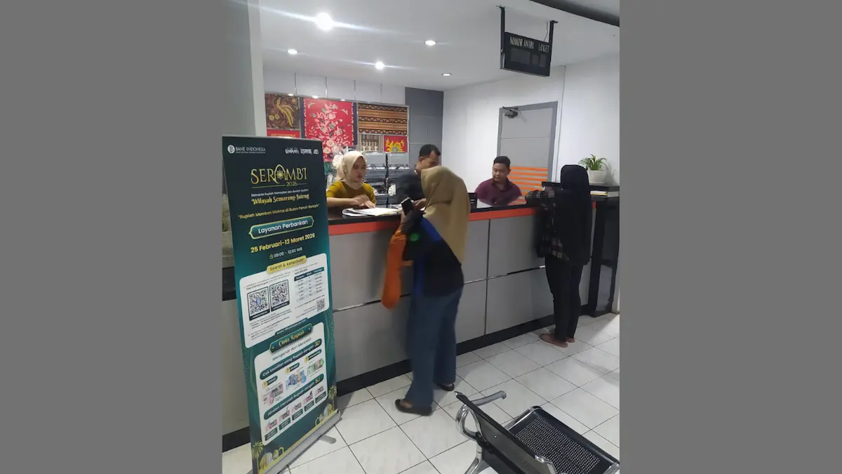 Masyarakat sedang antre menukarkan uang pecahan baru di loket bank BRI Kanca Pati untuk persiapan hari raya Idulfitri.