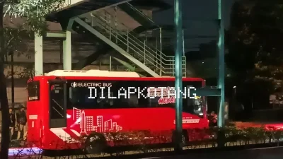 Tangkapan layar bus BRT Trans Semarang bertenaga listrik yang mogok dan diperbaiki di sekitar Halte Amarta Semarang Barat.