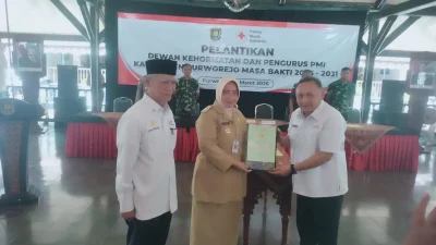 Bupati Purworejo Yuli Hastuti menyerahkan dokumen sertifikat hibah aset tanah dan bangunan kepada Ketua PMI Purworejo yang baru dilantik