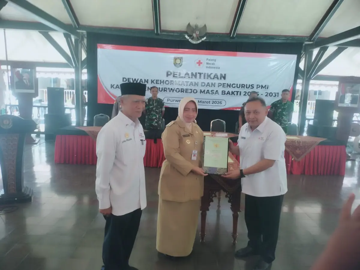 Bupati Purworejo Yuli Hastuti menyerahkan dokumen sertifikat hibah aset tanah dan bangunan kepada Ketua PMI Purworejo yang baru dilantik