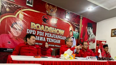 Ketua DPD PDIP Jateng Dolfie Othniel Frederic Palit sedang memberikan pengarahan kepada kader DPC PDIP Pemalang