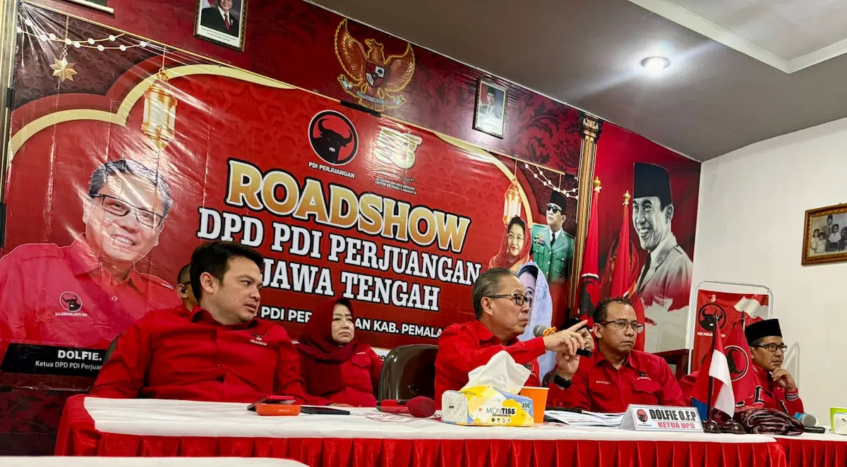 Ketua DPD PDIP Jateng Dolfie Othniel Frederic Palit sedang memberikan pengarahan kepada kader DPC PDIP Pemalang