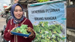 Nur Ida Asiana, mantan banker BUMN yang kini sukses berbisnis kuliner, tersenyum sambil memamerkan jajanan tradisional Bikang Cungkil Menara