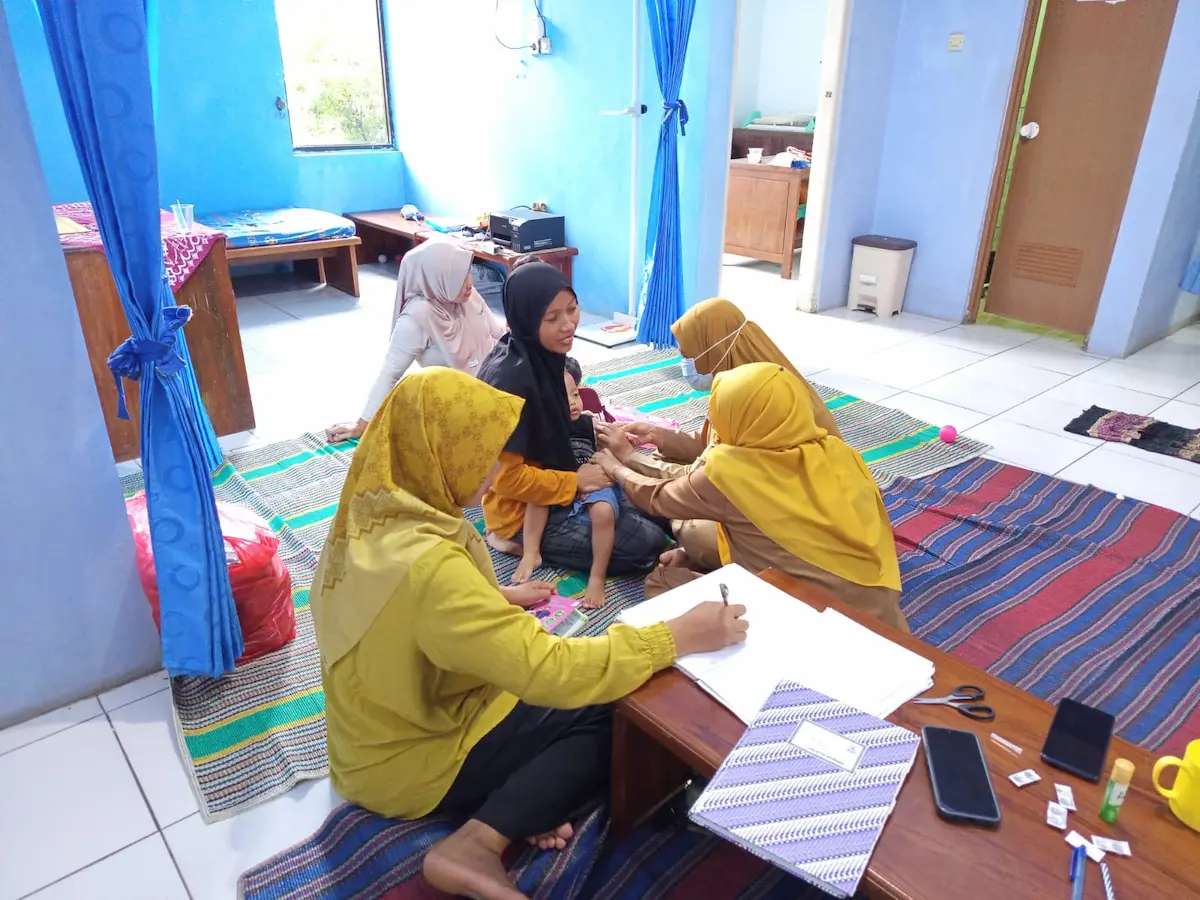 Petugas kesehatan Dinkes Pati sedang menyuntikkan vaksin kepada warga untuk mencegah penularan penyakit campak.