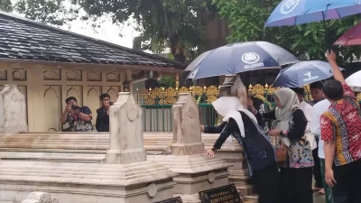 Bupati Demak Eisti'anah bersama jajaran Forkopimda sedang melakukan prosesi ziarah tabur bunga di makam raja-raja Demak.