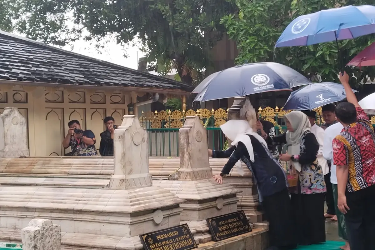 Bupati Demak Eisti'anah bersama jajaran Forkopimda sedang melakukan prosesi ziarah tabur bunga di makam raja-raja Demak.