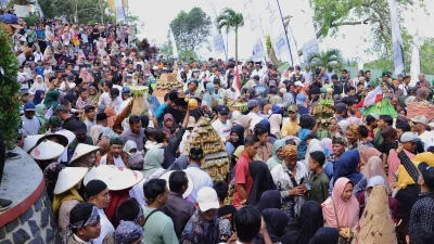 Meriahnya Kirab Sewu Kupat di Kudus, Warga Rela Berdesakan Berebut Gunungan Ketupat Penuh Berkah