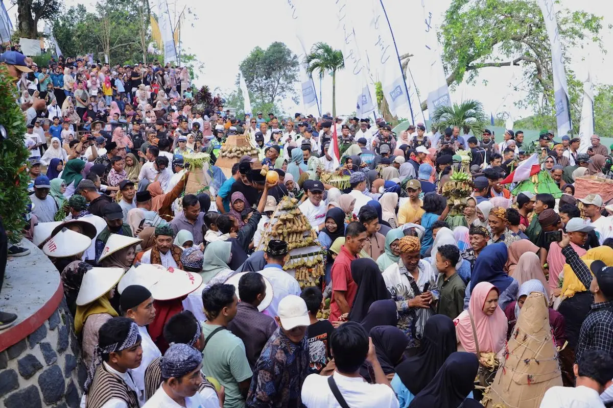 Ribuan warga antusias berkerumun memperebutkan gunungan ketupat dalam acara tradisi Kirab Sewu Kupat di Taman Ria Desa Colo, Kabupaten Kudus.