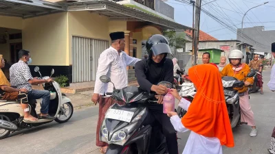 Sejumlah siswa SD 4 Bulungcangkring Kudus membagikan takjil dan sembako kepada warga di sekitar lingkungan sekolah.