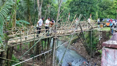 Struktur jembatan darurat dari bambu di Desa Menawan Kudus yang dibangun warga usai jembatan utama ambrol.