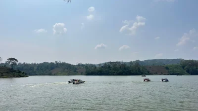 Suasana pengunjung di destinasi wisata Waduk Logung Kabupaten Kudus yang ramai saat libur Lebaran.