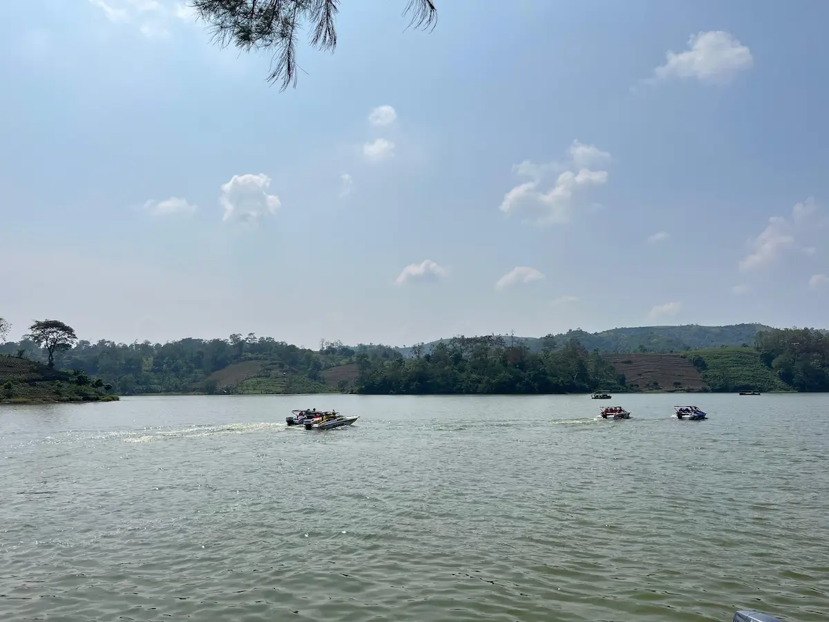 Suasana pengunjung di destinasi wisata Waduk Logung Kabupaten Kudus yang ramai saat libur Lebaran.