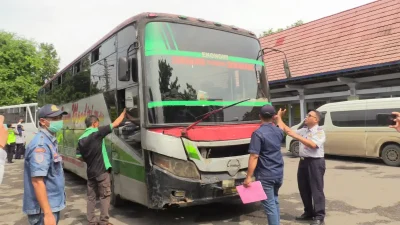 Petugas Dishub dan Satlantas Polres Rembang memeriksa kelaikan ban angkutan umum di Terminal Rembang menjelang arus mudik Lebaran 2026.
