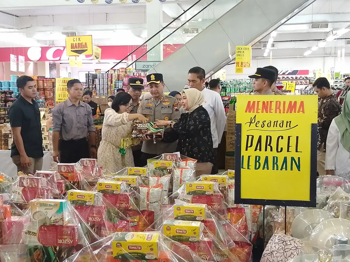Kapolres Kudus AKBP Heru Dwi Purnomo mengecek kemasan dan kedaluwarsa produk makanan di rak swalayan.