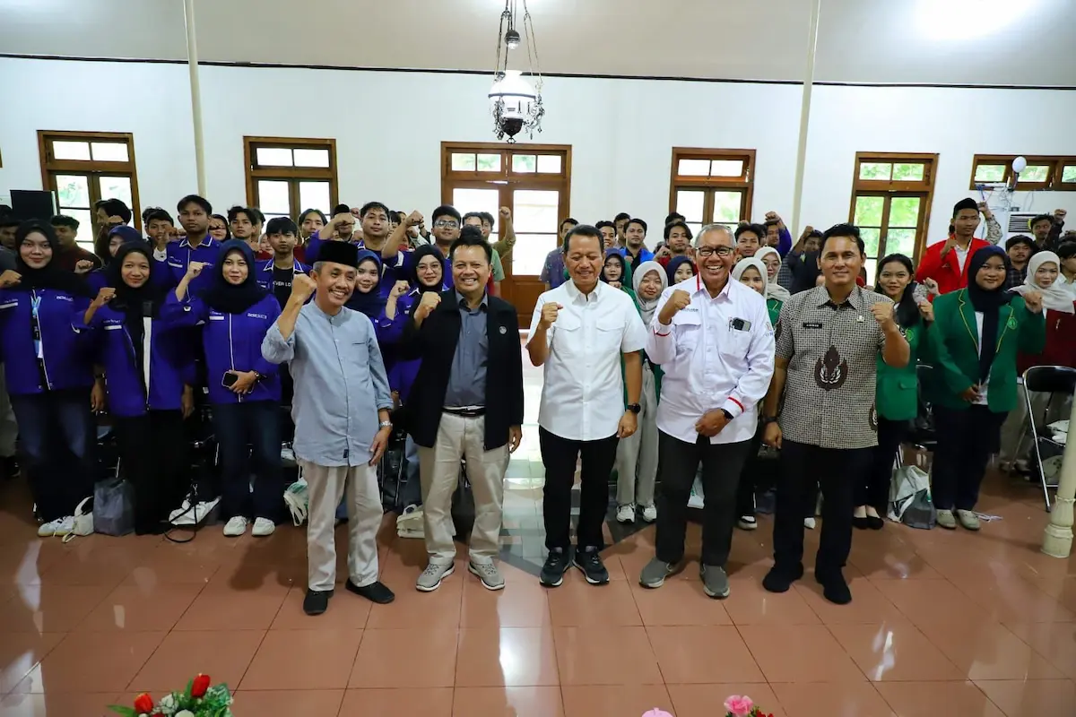 Bupati Kudus Sam'ani Intakoris berdiri di tengah dan berfoto bersama puluhan mahasiswa di area Pendopo Kabupaten Kudus.