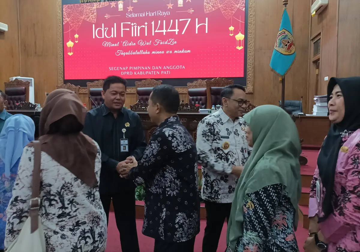 Suasana keakraban pimpinan DPRD Pati dan jajaran Pemkab Pati saat melangsungkan acara halalbihalal pasca-rapat paripurna LKPJ 2025.