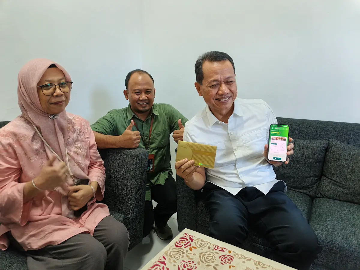 Bupati Kudus Sam'ani Intakoris terlihat sedang melakukan transaksi menabung emas di loket pelayanan pegadaian