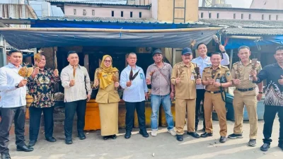 Bupati Demak beserta jajaran sedang meninjau proses produksi di kawasan Sentra Ikan Asap Desa Wonosari.