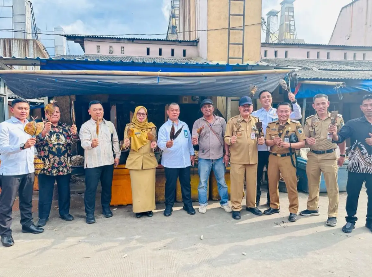 Bupati Demak beserta jajaran sedang meninjau proses produksi di kawasan Sentra Ikan Asap Desa Wonosari.