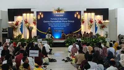 Suasana khidmat acara buka puasa bersama dan penyerahan santunan kepada ratusan anak yatim oleh manajemen Pura Group di Gedung Jati Semi Kudus.