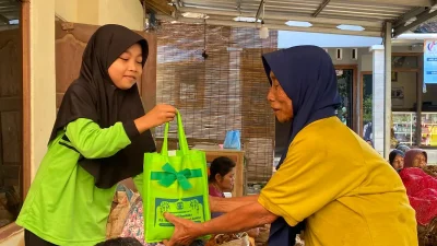 Sisihkan Rp 1.000 Tiap Hari, Siswa Madrasah Darul Anwar Kudus Bagikan 100 Paket Sembako untuk Warga