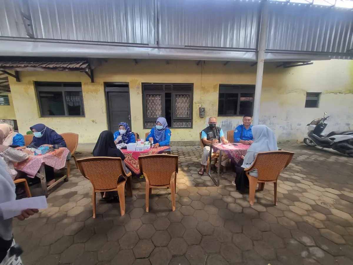 Petugas kesehatan Puskesmas Dersalam Kudus sedang melakukan skrining kesehatan TBC kepada para santriwati di lingkungan pondok pesantren.