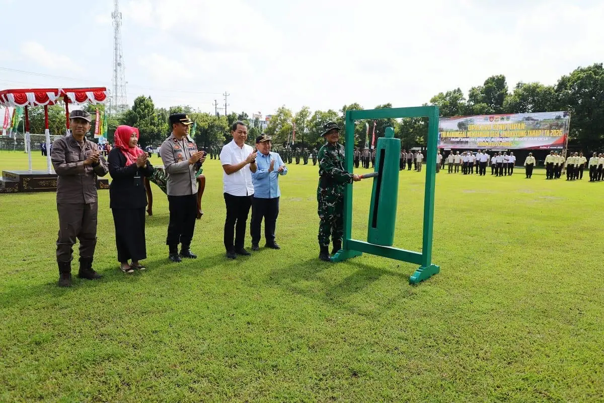 Bupati Kudus Sam'ani Intakoris menghadiri upacara penutupan TMMD di Lapangan Jambu Bol untuk meresmikan hasil pembangunan jalan desa
