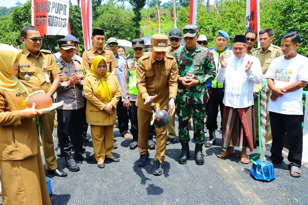 Bupati Kudus Sam'ani Intakoris dan Dandim 0722/Kudus meresmikan jembatan baru untuk warga Desa Menawan dan Pedawang.
