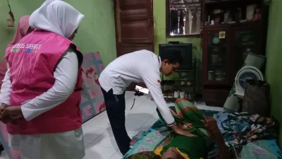 Petugas kesehatan Puskesmas Undaan sedang mengamati kondisi lingkungan rumah warga terduga suspek leptospirosis di Kudus.