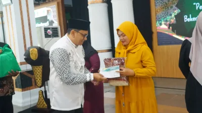 300 Mualaf di Pati Terima Santunan Ramadan dari Baznas dan Pemkab